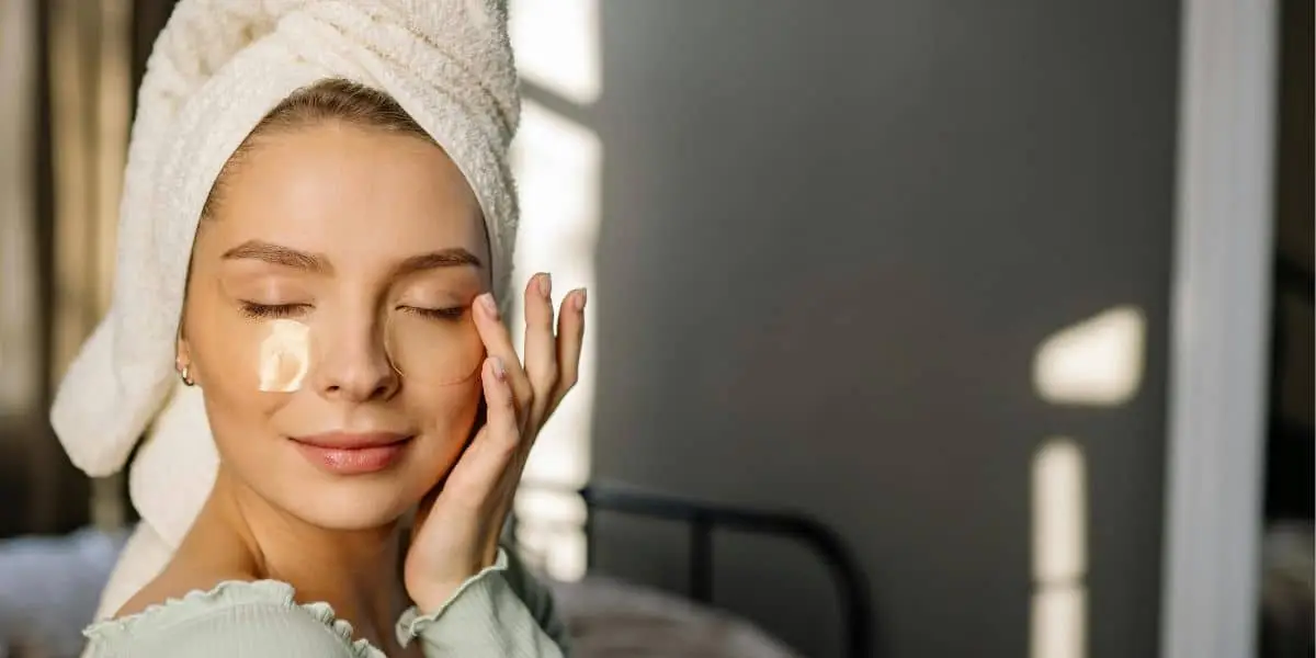 Mulher em momento tranquilo com expressão feliz, fazendo a Ordem do Skincare corretamente