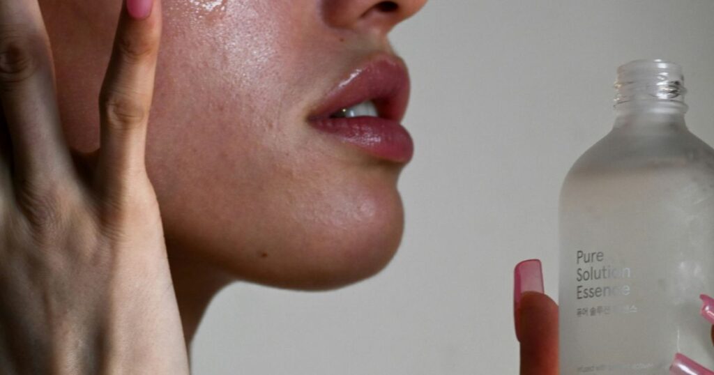 Aplicação de produto de skincare como parte da rotina de cuidados com a acne