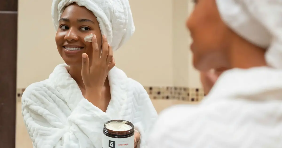 Aplicação de hidratante facial como parte da rotina de skincare