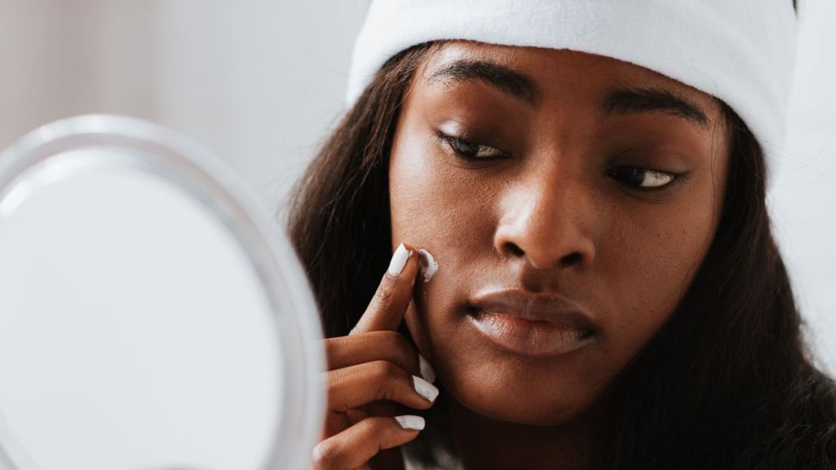 Rotina de cuidados para pele mista em ambiente de skincare