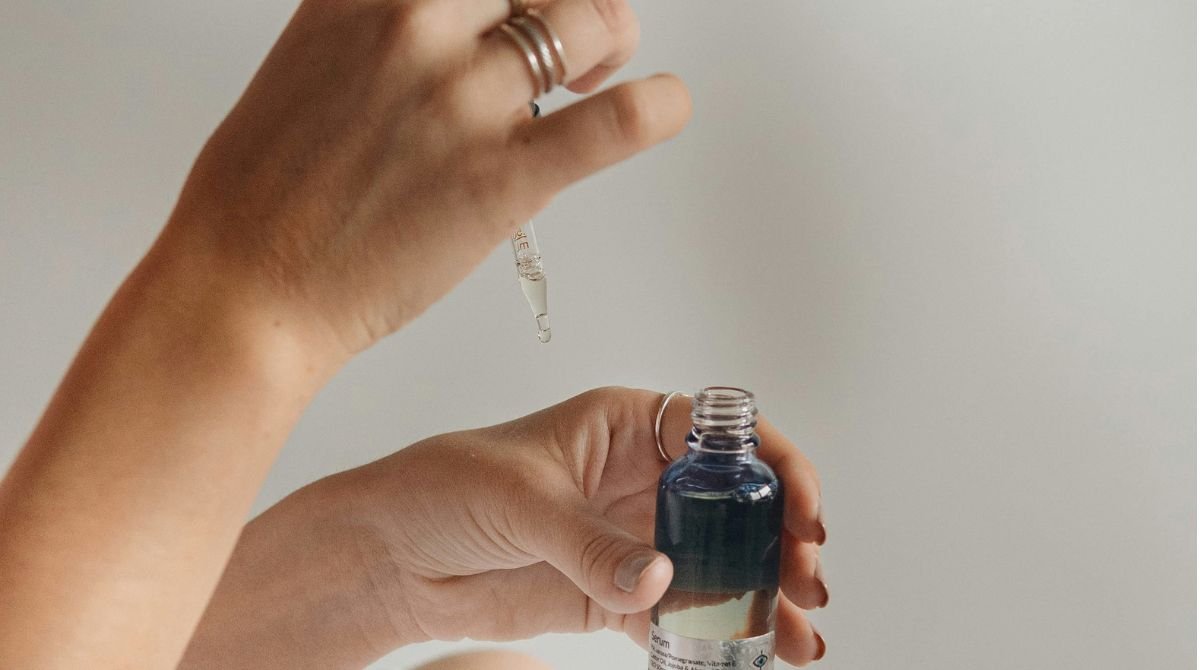 Pessoa organizando uma rotina simples de skincare com poucos produtos
